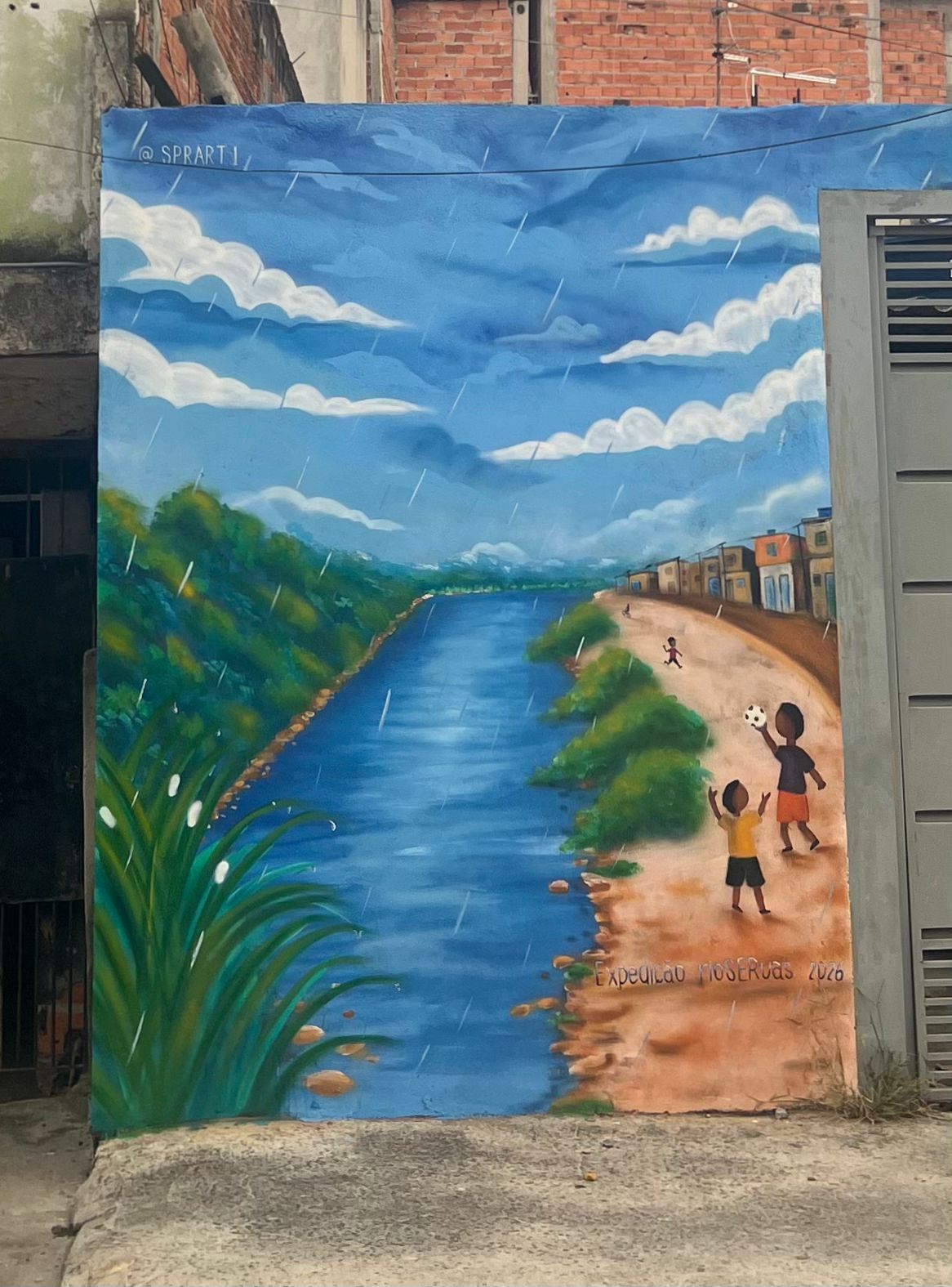 Mural de crianças brincando na chuva à beira do Rio Tietê, pintado em um muro do Jardim Pantanal, São Paulo.